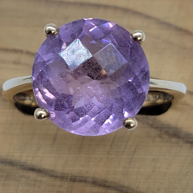 6K Amethyst Ring A wonderfully large and sparkly 6K (approx) round faceted amethyst gemstone claw set in 9ct yellow gold. The amethyst stone itself measures 13mm in diameter. UK Size S