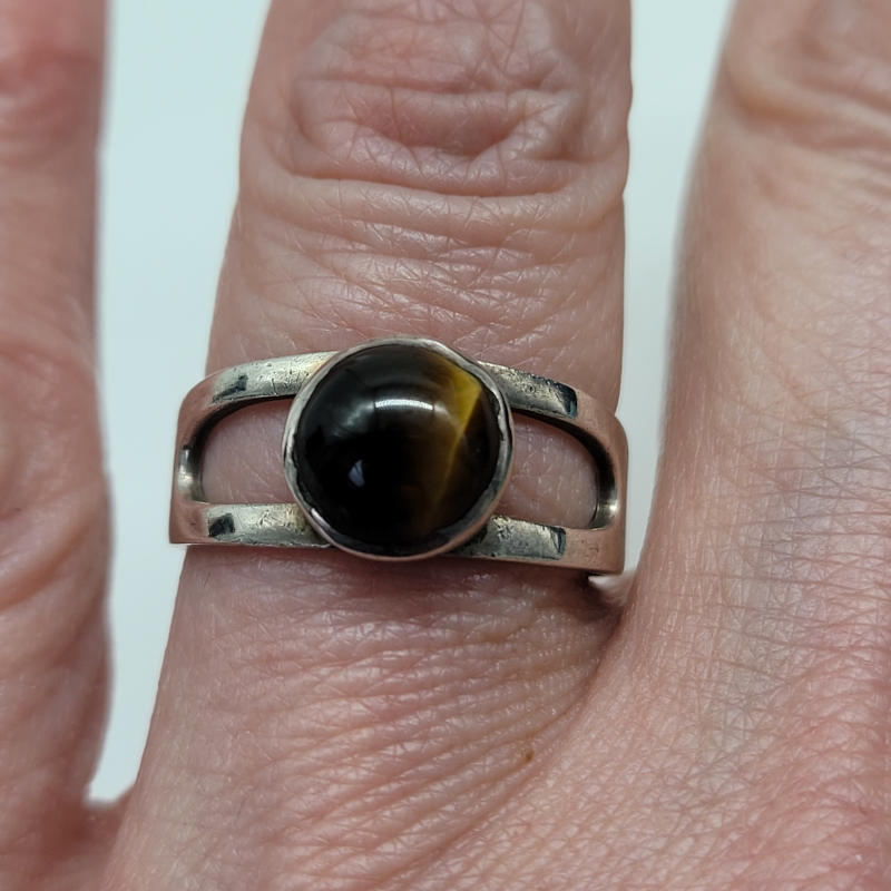 Vintage Silver Tigers Eye Ring A lovely vintage 925 silver ring with a central round tigers eye cabochon. Hallmarked Birmingham 1973 UK Size N½ US Size 7 Circumference 54.5mm