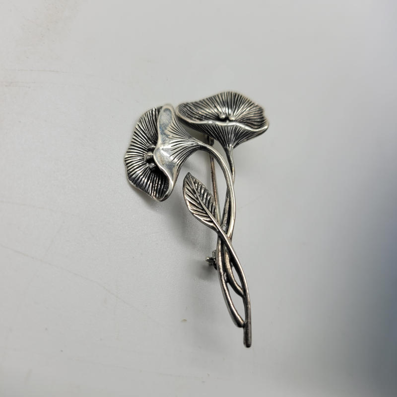 Vintage Silver Flower Brooch A gorgeous vintage flower brooch made entirely from 925 silver with intricate detailing to the flower and leaf making it visually very appealing. Measures 3cm x 5cm