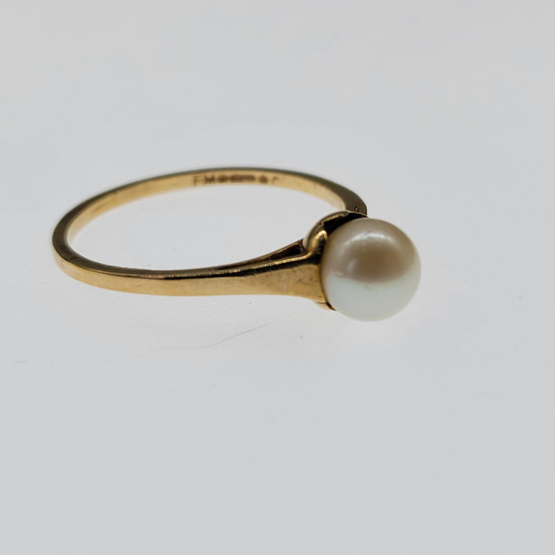 Vintage 9ct Pearl Ring An elegant and simple vintage 9ct yellow gold ring with a pearl in an unusual setting. Pearl measures 6mm Hallmarked 1973 UK Size Q US Size 8¼ Circumference 58mm