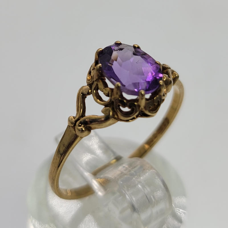 Ornate Vintage 9ct Yellow Gold Oval Amethyst Ring A very delicate vintage 9ct yellow gold ring with an approximately 0.5K solitaire oval amethyst in a claw setting. Hallmarked London 1988 UK SIZE L US SIZE 5¾ Circumference 51mm