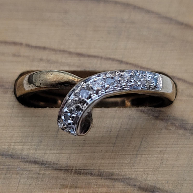9ct Diamond Wishbone Style Ring An unusual 9ct yellow gold ring almost in a wishbone shape with small round diamonds claw set along the top. UK Size K US Size 5¼ Circumference 50mm