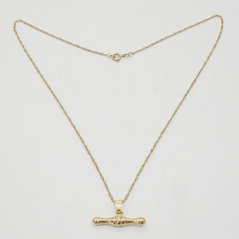 9ct T-Bar Pendant Necklace A wonderful twisted rope-style 9ct gold necklace with a T-bar type pendant. The chain measures 42cm while the pendant measures 2.6cm x 1.5cm including the bale. All hallmarked and weighs approximately 3g